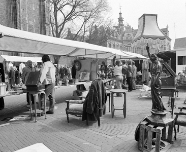 856457 Afbeelding van de markt ter gelegenheid van het 15e lustrum van de Utrechtse Vrouwelijke Studenten Vereniging ...